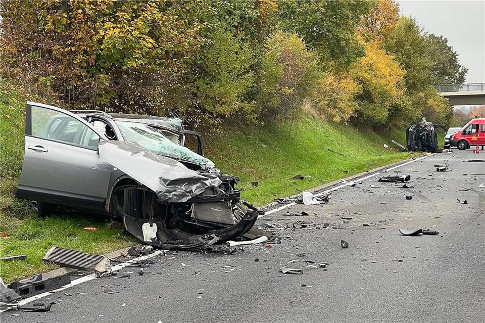 Frontalzusammenstoß auf B51 – Frau tot, mehrere Verletzte Auch ein Hund war im Auto der Verstorbenen.Benedict Lickfeld/Nord-West-Media TV/dpa