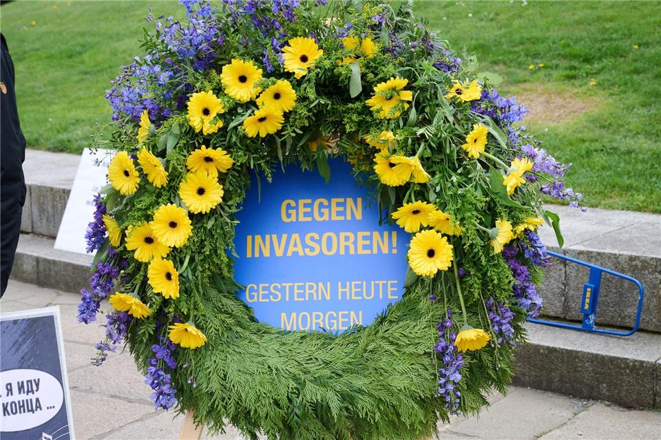 Auch ein Kranz in den Farben der ukrainischen Fahne wurde aufgestellt.Annette Riedl/dpa