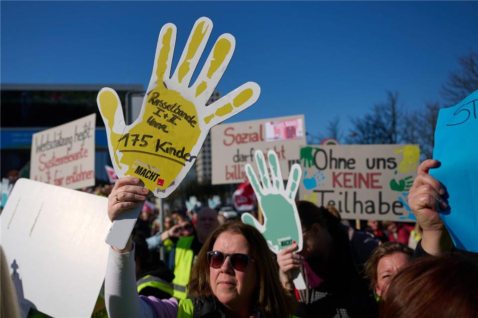 Auch ein Marsch durch die Dortmunder Innenstadt gehörte zu der Warnstreik-Kundgebung.Bernd Thissen/dpa