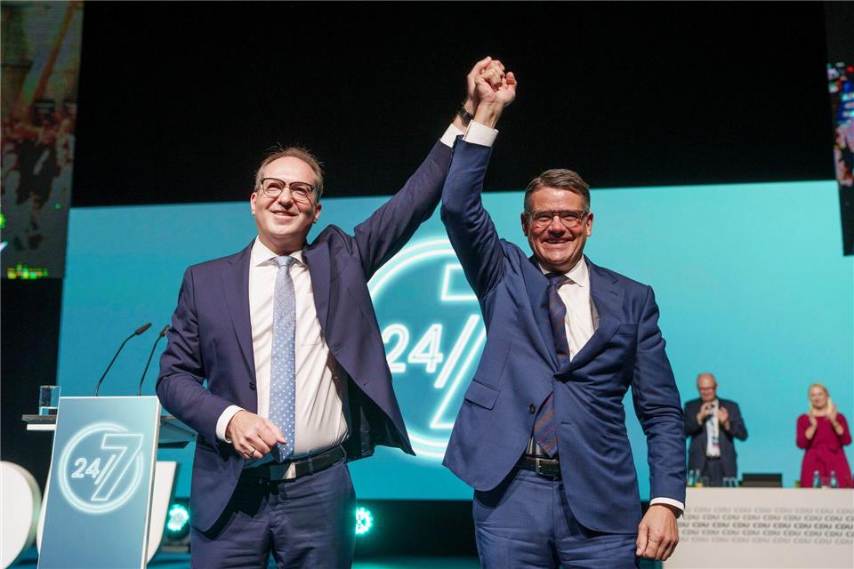 Auch ein Mitglied der Bundesregierung hat seinen Weg zum hessischen CDU-Landesparteitag gefunden: Bundesinnenminister Alexander Dobrindt (l) -neben CDU-Landeschef Boris RheinAndreas Arnold/dpa