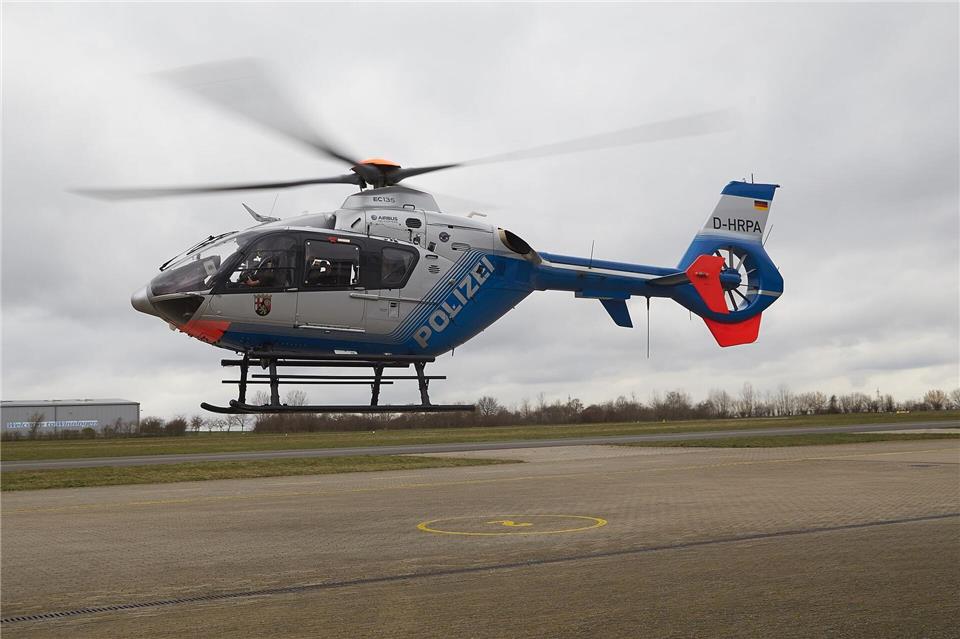 Auch ein Polizeihelikopter ist bei einer nächtlichen Suchaktion in Bad Dürkheim eingesetzt worden. (Archivbild)Thomas Frey/dpa