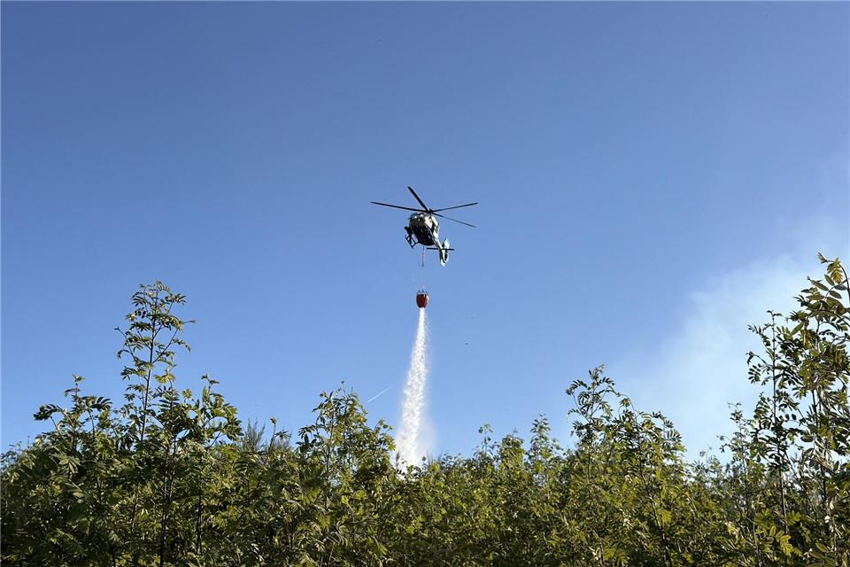 Auch ein Polizeihubschrauber unterstützte bei den Löscharbeiten.Berthold Stamm/dpa