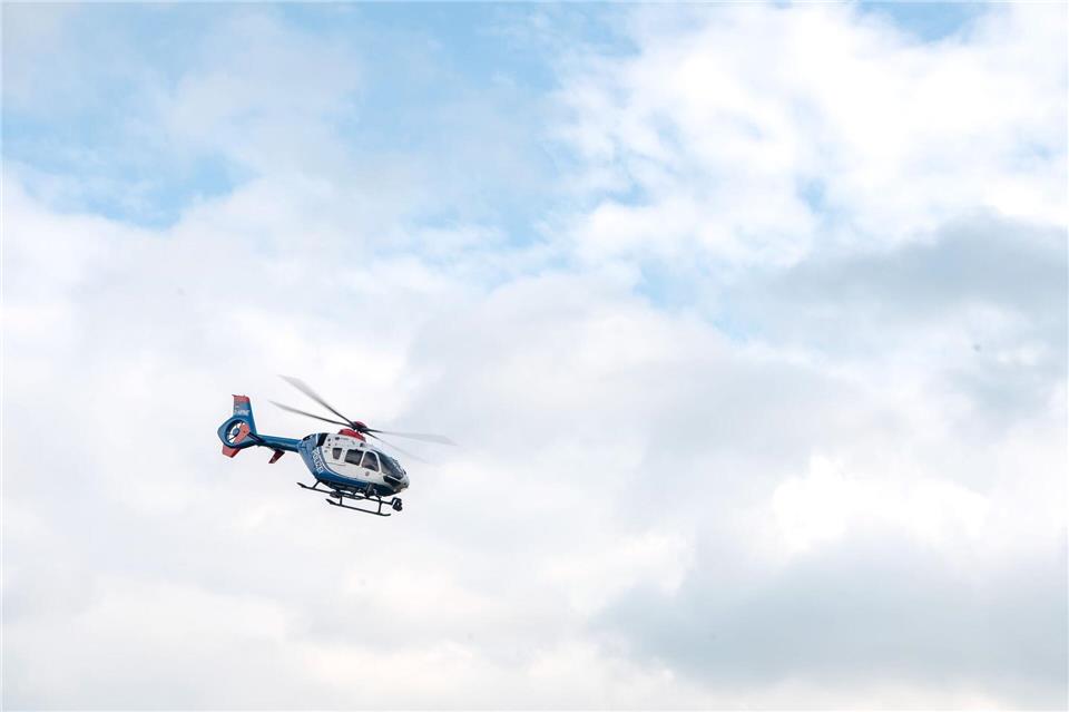 Auch ein Polizeihubschrauber war bei der Suche im Einstatz. (Symbolbild)Sina Schuldt/dpa