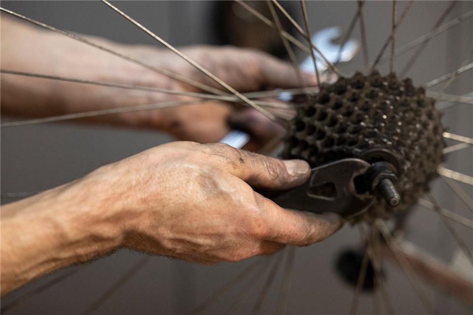 Auch ein Repair-Café wird gefördert (Symbolbild).Hannes P Albert/dpa