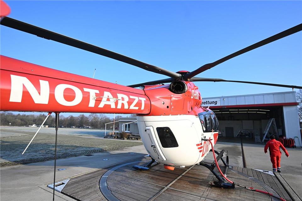 Auch ein Rettungshubschrauber flog zu dem Einsatzort. (Symbolbild)Bernd Weißbrod/dpa
