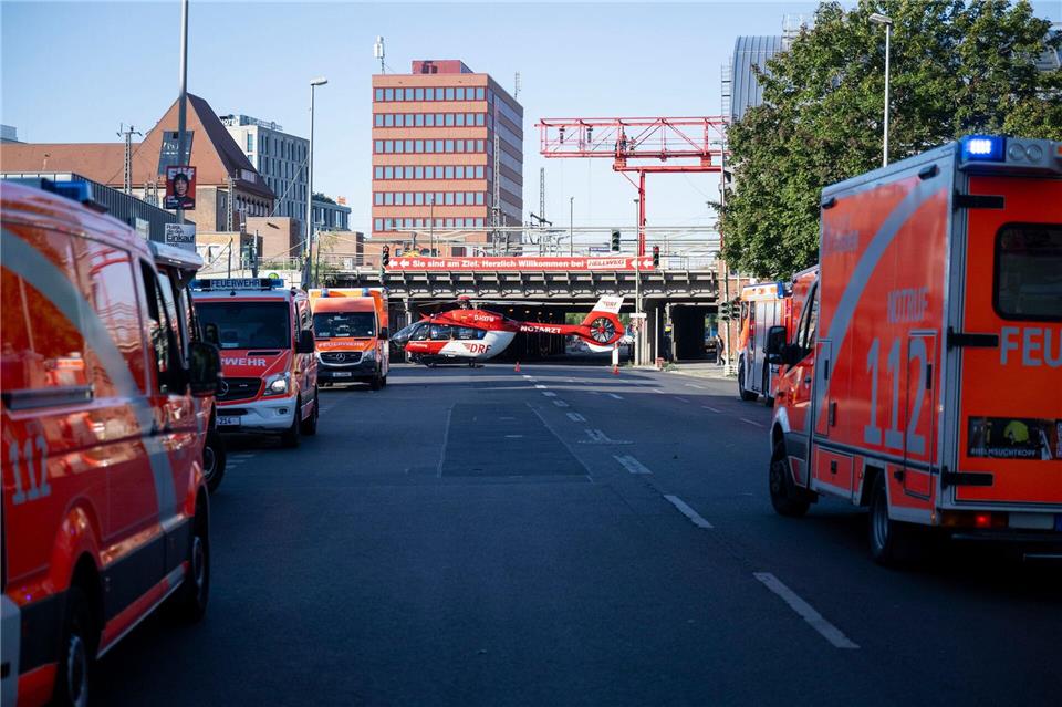 Auch ein Rettungshubschrauber stand bereit, wurde aber nicht für den Transport benötigt. Christophe Gateau/dpa