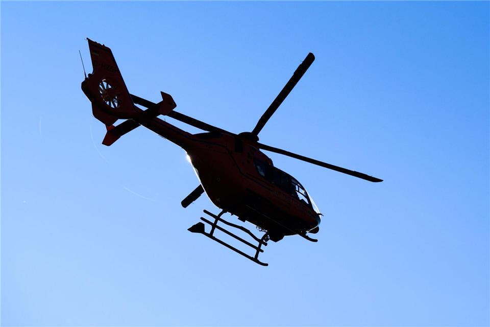 Auch ein Rettungshubschrauber war im Einsatz. (Symbolbild)Julian Stratenschulte/dpa