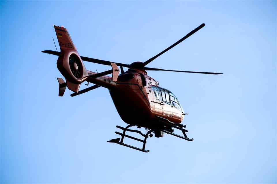 Auch ein Rettungshubschrauber war im Einsatz. (Symbolbild)Julian Stratenschulte/dpa