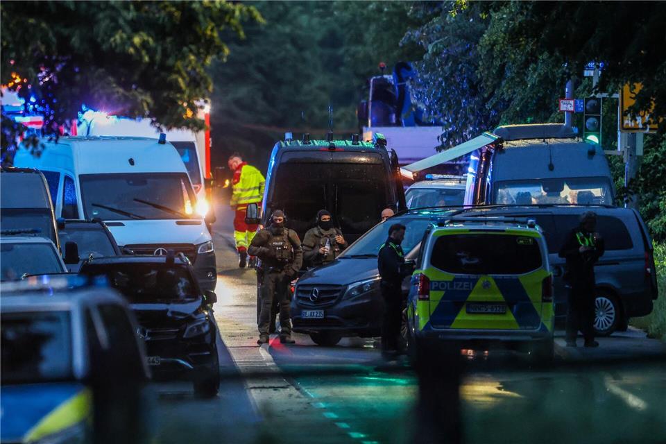 Auch ein Spezialeinsatzkommando (SEK) rückte an.Christoph Reichwein/dpa