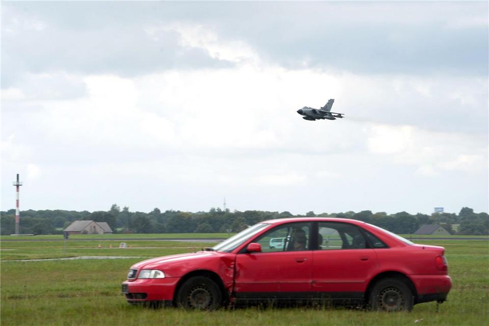 Auch ein Tornado ist im Einsatz.Marcus Brandt/dpa