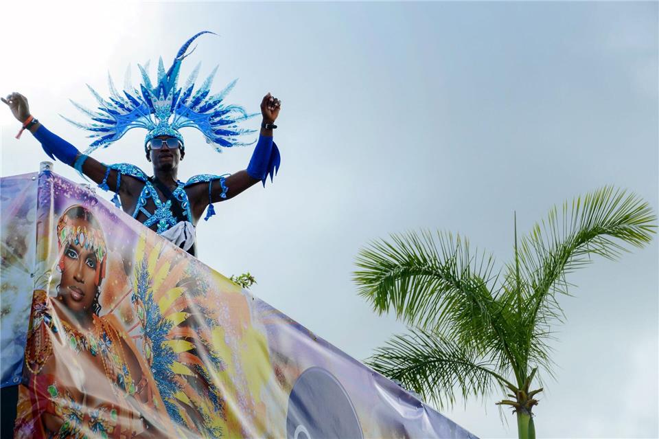 Auch ein Umzug gehört zum Karneval in Sint Maarten.Ralf Johnen/dpa-tmn