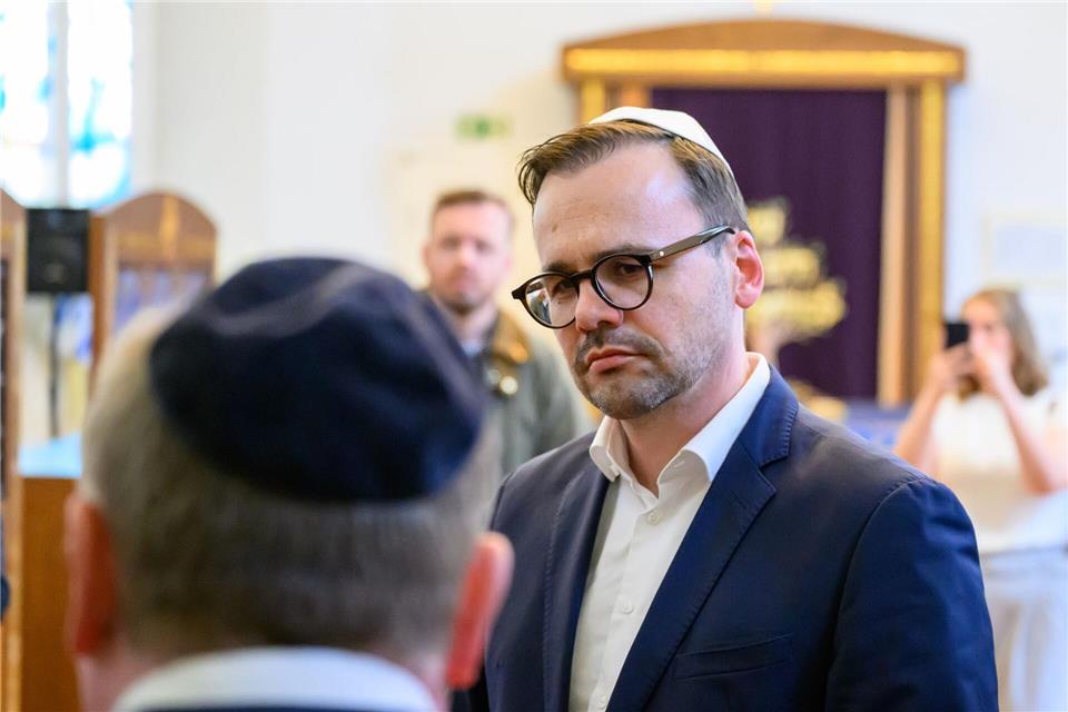 Auch ein Zeichen der Solidarität nach einer Reihe rechter Straftaten: Innenminister Jan Redmann traf sich in der Synagoge in Cottbus mit dem Vorstand der jüdischen Gemeinde. Patrick Pleul/dpa