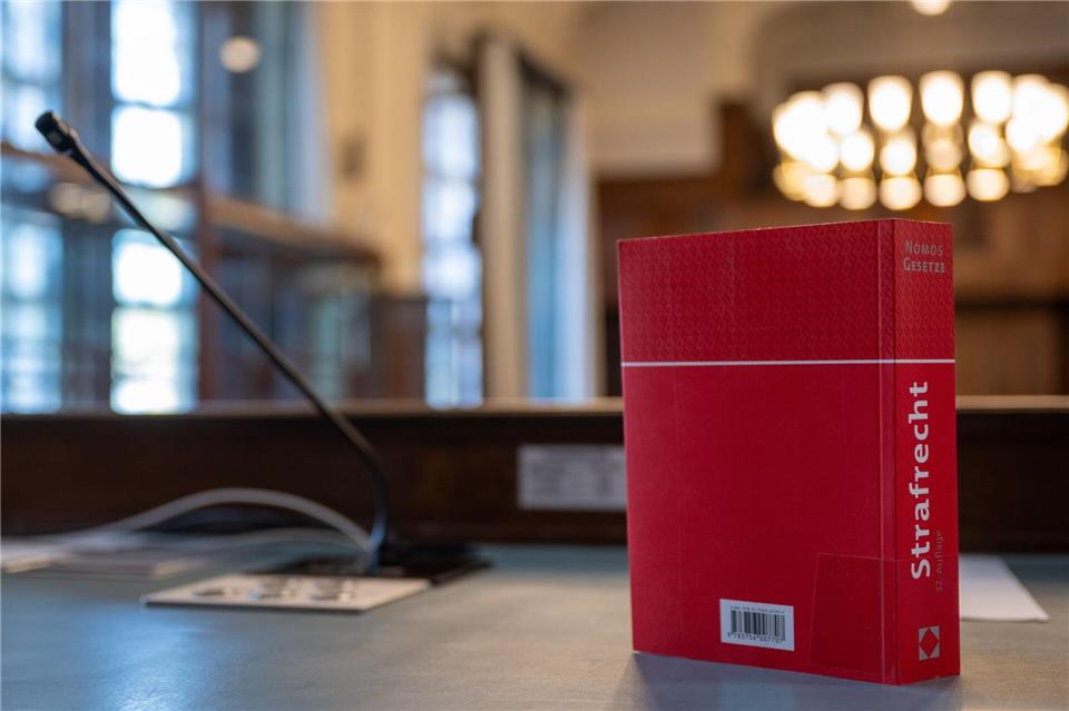 Auch ein mitangeklagter Sohn des 47-Jährigen wurde verurteilt (Symbolbild) Monika Skolimowska/dpa