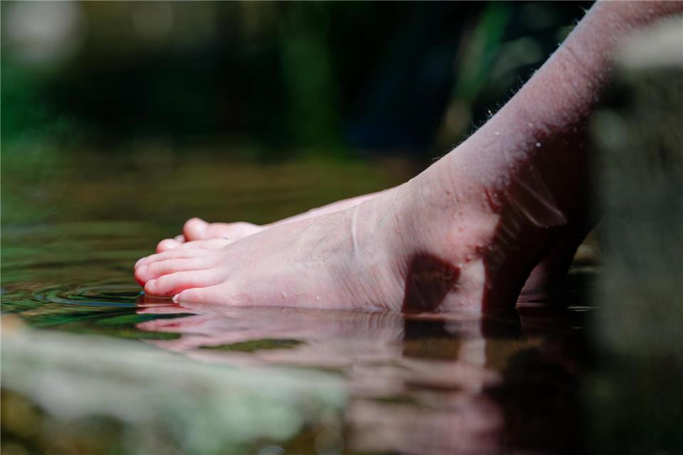 Auch eine Abkühlung im Wasser kann bei Hitze guttun. (Archivbild)Uwe Anspach/dpa