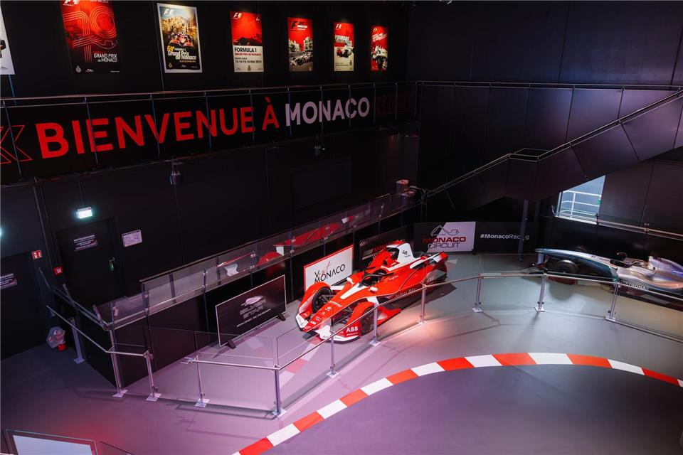 Auch eine Auto-Ausstellung aus der Sammlung von Fürst Albert II. von Monaco ist zu sehen.Philipp von Ditfurth/dpa