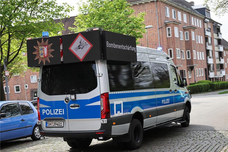 Auch eine Bundesstraße muss für die Arbeiten des Kampfmittelräumdienstes vorübergehend gesperrt werden. (Symbolbild)Christian Charisius/dpa