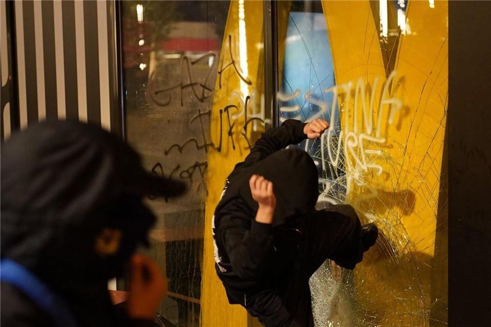 Streiks und Demos in Spanien gegen Israel wegen Gaza Auch eine Filiale einer US-Schnellimbisskette wurde in Barcelona bei den anti-israelischen Ausschreitungen angegriffen. Bernat Armangue/AP/dpa