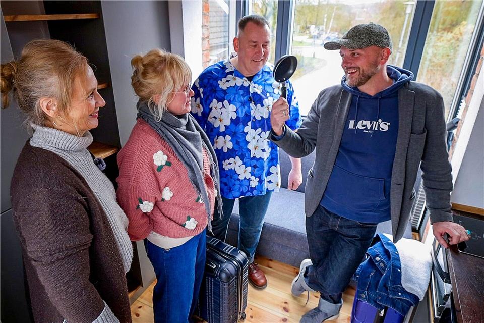 Auch eine Küche fand in der Mini-Ferienwohnung im ehemaligen Trafoturm in Rieps (Nordwestmecklenburg) Platz.Jens Büttner/dpa