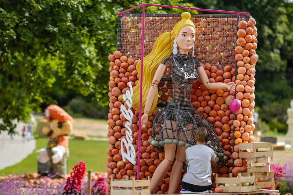 Auch eine Kürbis-Barbie gibt es zu sehen.Christoph Schmidt/dpa