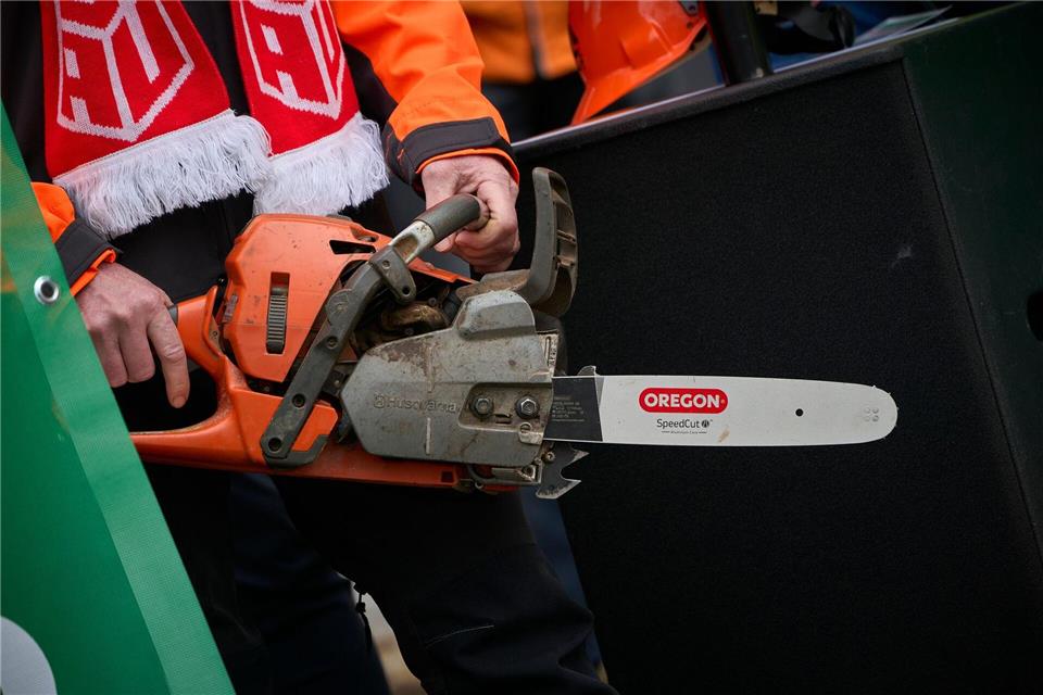 Auch eine Motorsäge heulte bei der Demo immer wieder auf.Sascha Ditscher/dpa