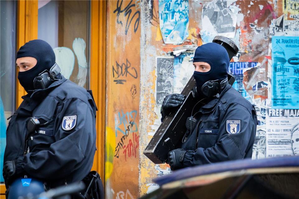 Auch eine Ramme ist bei der Durchsuchung im Einsatz.Christoph Soeder/dpa