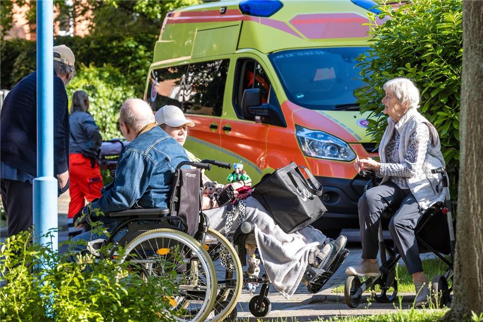 Auch eine Seniorenwohnanlage musste für die Entschärfung geräumt werden.Frank Hammerschmidt/dpa