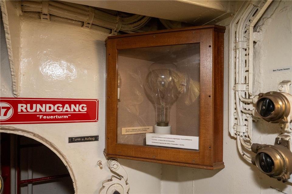 Auch eine historische Glühlampe für die Feuerschiffslaterne auf dem Feuerschiff wird an Bord gezeigt.Stefan Sauer/dpa