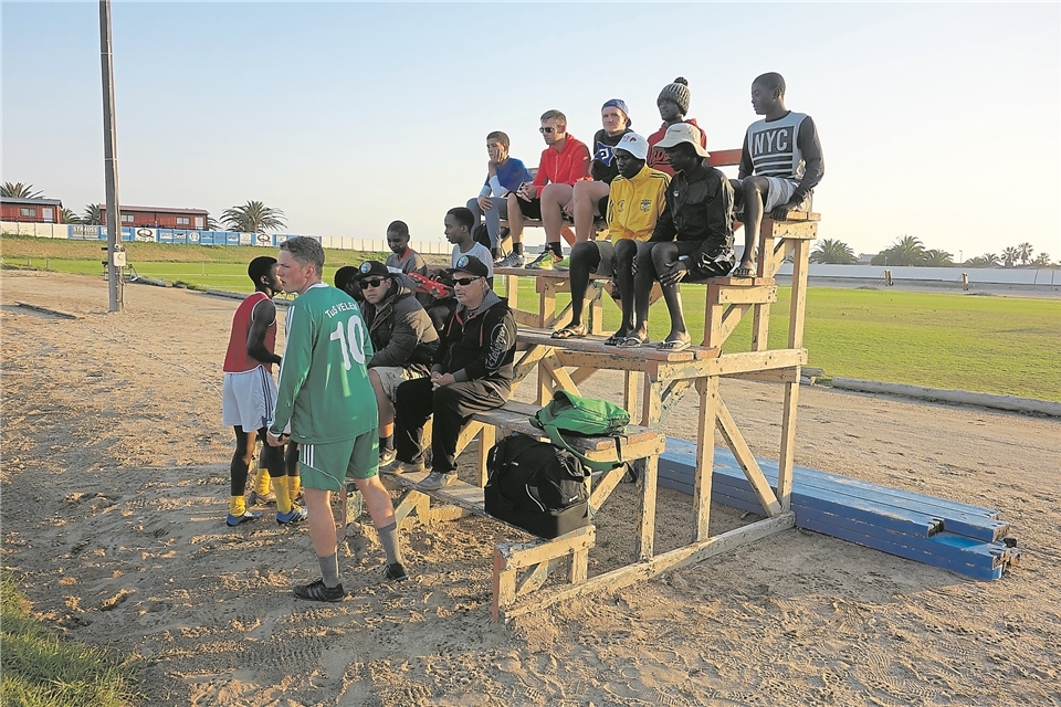 Auch eine improvisierte Tribüne erfüllt ihren Zweck.