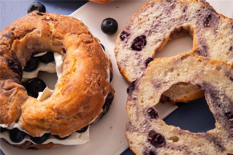 Auch eine leckere Variante: Blaubeer-Bagels mit Frischkäse.Christin Klose/dpa-tmn
