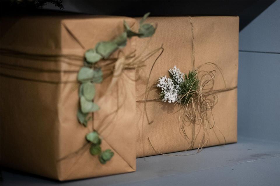 Auch eine nachhaltige Alternative: Unbedrucktes Papier lässt sich mit etwas Grün verzieren.picture alliance / dpa Themendienst