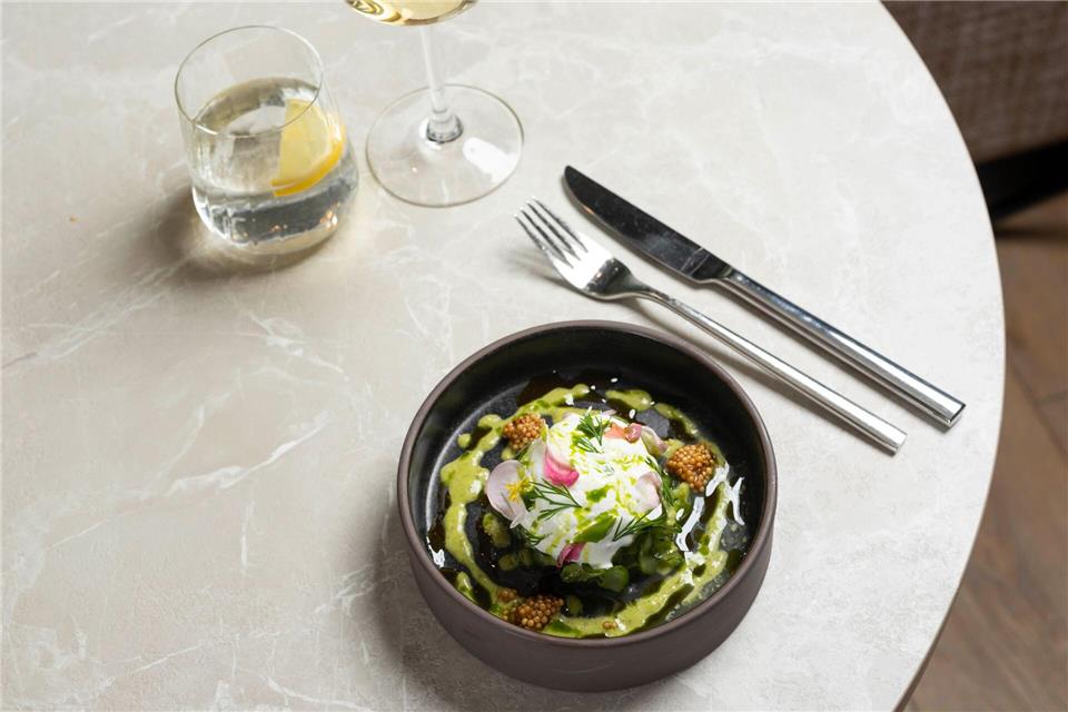 Auch einen Gurkensalat kann man zu einer edlen Vorspeise veredeln: mit Jalapeños, einem Feta-Joghurt-Schäumchen und Imperial-Kaviar.Florian Bolk/Leonardo Hotels Central Europe/dpa-tmn