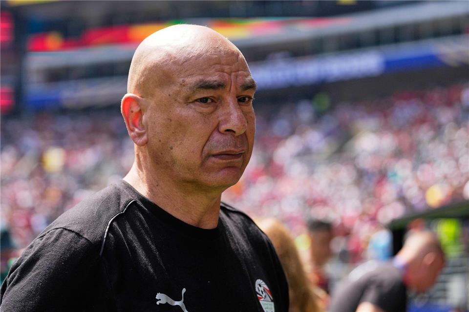 Auch er will sich auf das Sportliche konzentrieren: Ägyptens Coach Hossam Hassan. (Archivbild)Lindsey Wasson/AP/dpa