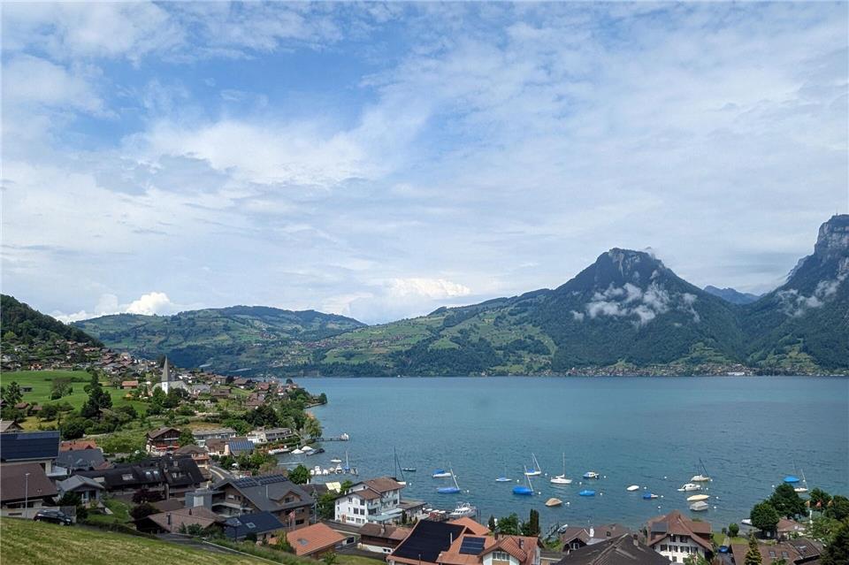 Auch er wird auf Schienen angesteuert: der Thunersee, an dem der Zwischenstopp Interlaken liegt. Françoise Hauser/dpa-tmn