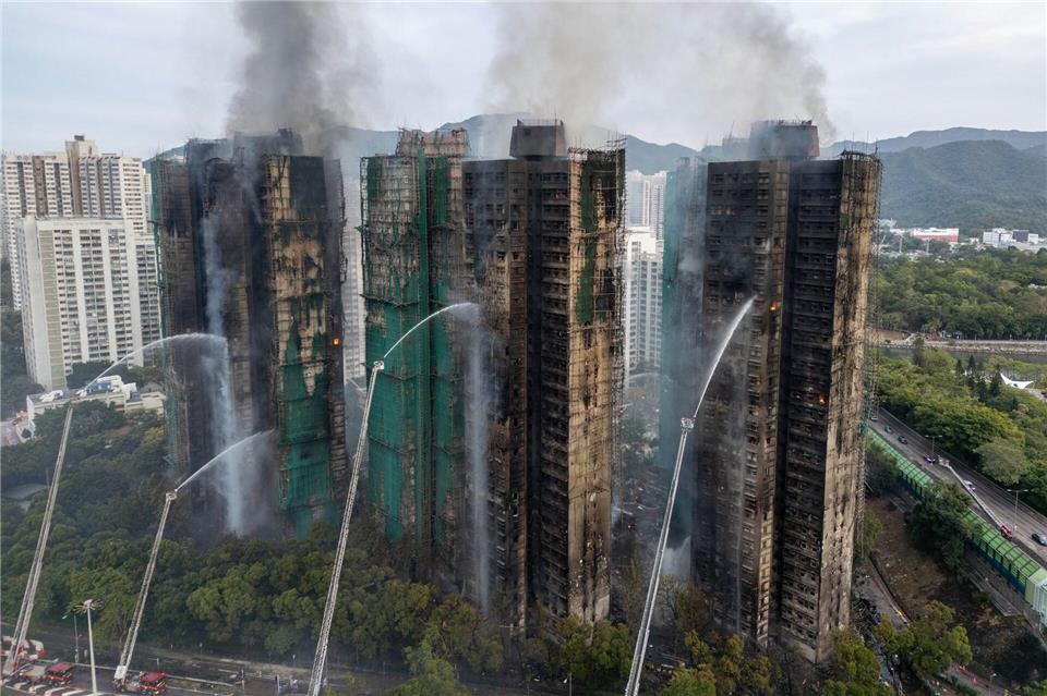 Auch fast 20 Stunden nach Ausbruch des Feuers kämpften die Einsatzkräfte noch gegen Flammen. Vernon Yuen/Nexpher via ZUMA Press Wire/dpa