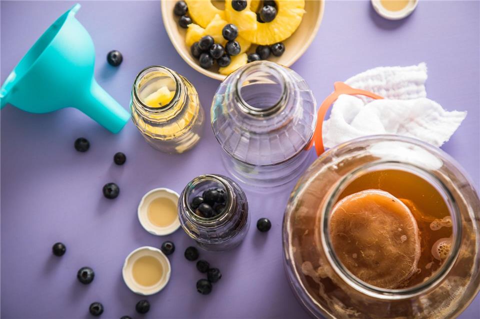 Auch fermentierte Lebensmittel - etwa Kombucha - können die Vielfalt der Darmbakterien erhöhen.Christin Klose/dpa-tmn/dpa
