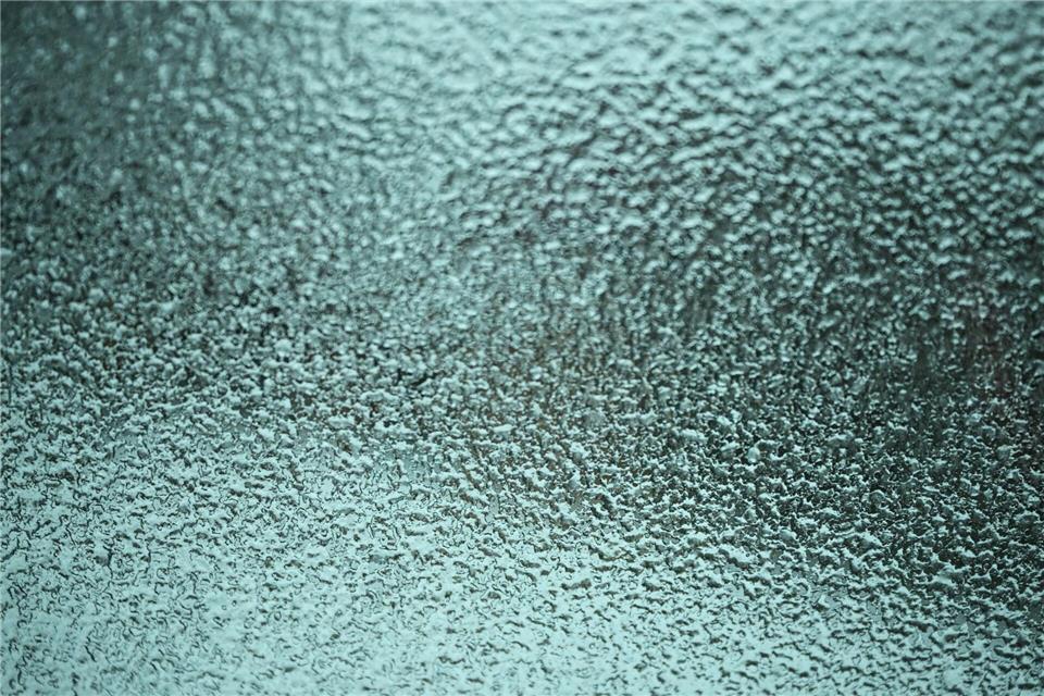 Auch für den Osten Sachsen-Anhalts warnt der Deutsche Wetterdienst aktuell vor gefährlicher Glätte durch gefrierenden Regen. Britta Pedersen/dpa