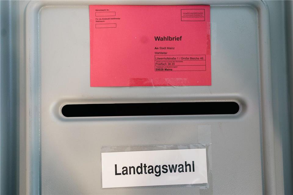 Auch für die Briefwahl werden Helfer benötigt. (Archivbild) Andreas Arnold/dpa