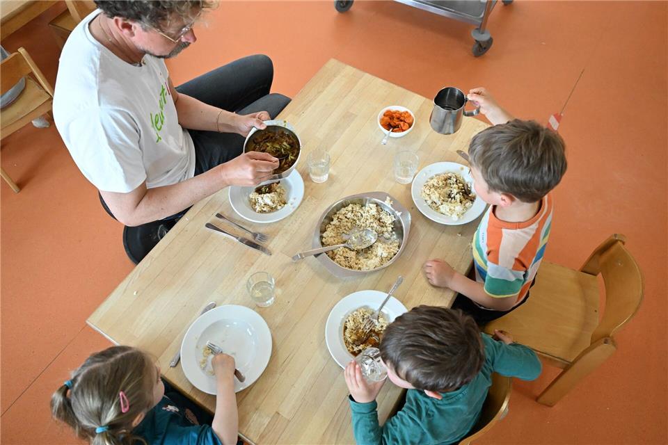 Auch für gemeinsames Mittagessen in Kita oder Schulen stellt das Bildungs- und Teilhabepakets Gelder zur Verfügung. Laut einer Analyse aber werden sie zu wenig abgerufen. (Archivbild)Bernd Weißbrod/dpa