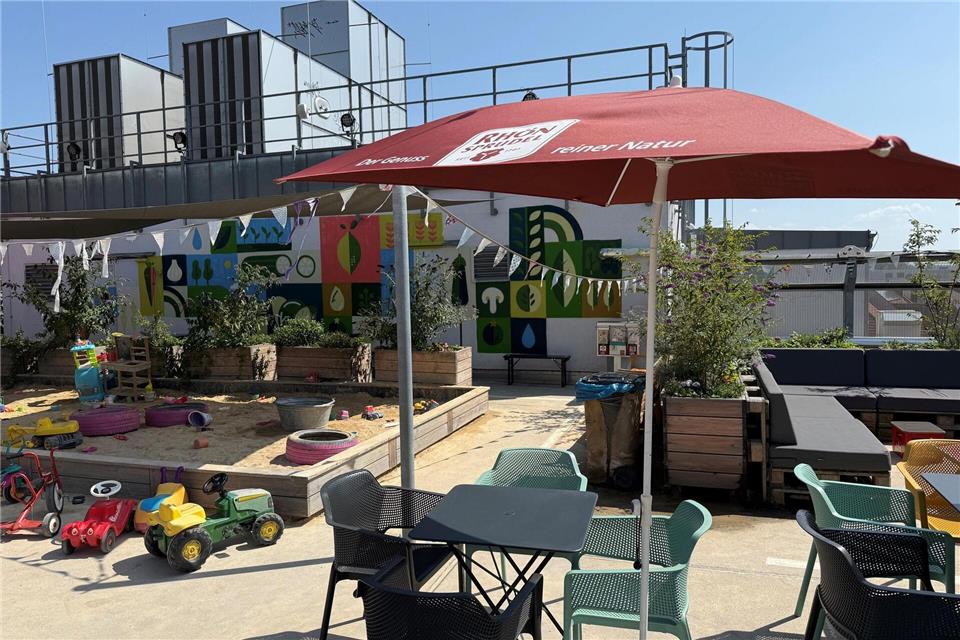 Auch für kleine Gäste gibt es Freizeitangebote auf dem ehemaligen Kaufhausdach in der Fuldaer Innenstadt. (Archivbild)Michael Bauer/dpa