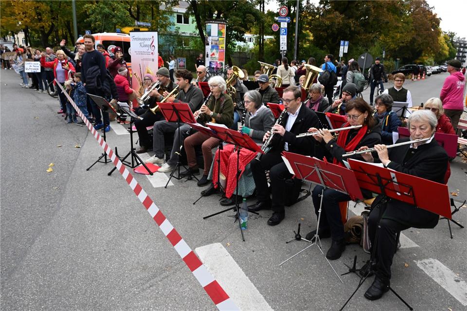 Auch für musikalische Begleitung war gesorgt.Felix Hörhager/dpa