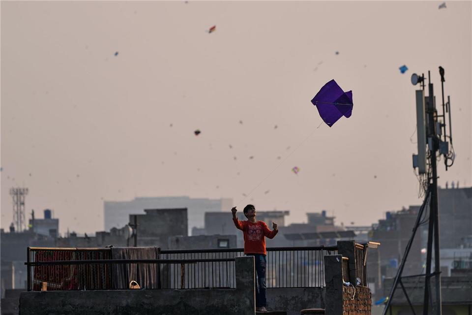 Auch für viele Kinder ist Drachensteigen in Pakistan ein beliebtes Hobby. (Archivbild)K.M. Chaudary/AP/dpa