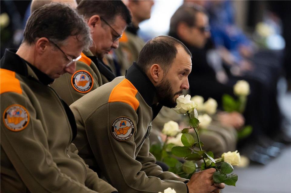 Auch für viele Retter war das Geschehen in Crans-Montana erschütternd.Michael Buholzer/KEYSTONE/dpa