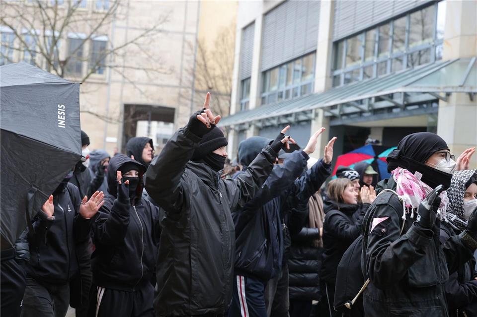Auch gegen das Vermummungsverbot sei verstoßen worden, so die Polizei.Bodo Schackow/dpa