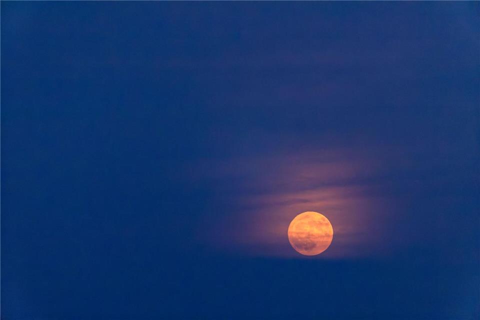 Auch heute ist der „Erdbeermond“ noch zu sehen. Philipp von Ditfurth/dpa