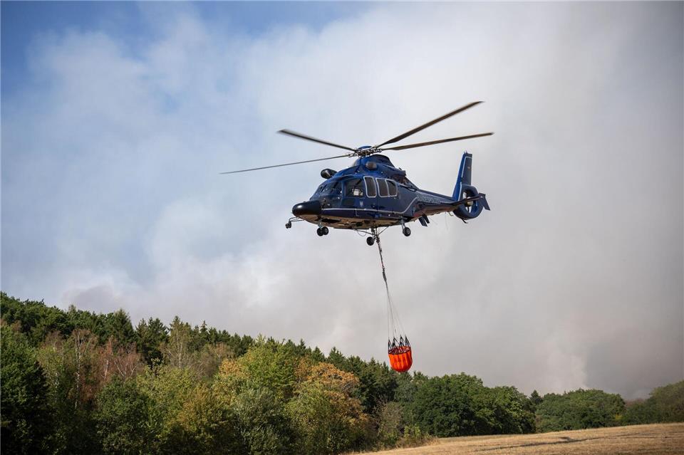 Auch heute sollen Hubschrauber wieder Löschwasser über den Flammen abwerfen. Harald Tittel/dpa