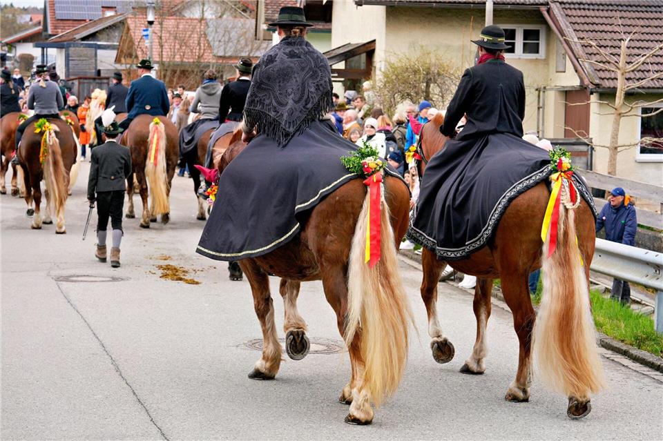 Auch hinten herausgeputzt - die Pferde beim Georgiritt.Uwe Lein/dpa