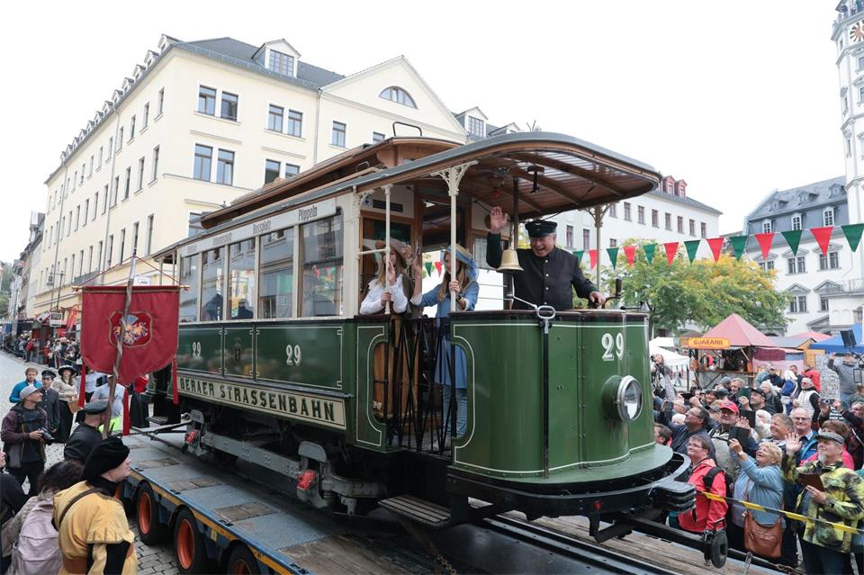 Auch historische Fahrzeuge waren bei dem Umzug zu sehen.Bodo Schackow/dpa