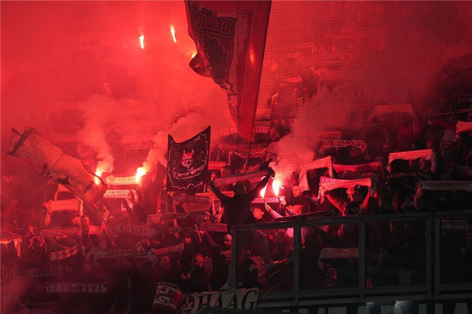 Auch im Auswärtsspiel gegen Darmstadt zündeten die Fans von 1. FC Kaiserslautern Pyrotechnik. (Archivbild)Marc Schüler/dpa