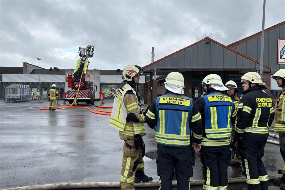 Auch im Bereich der angrenzenden Supermärkte K+K und Aldi war die Feuerwehr im Einsatz. Kräfte aus Vreden und Stadtlohn nutzten ein Hubrettungsfahrzeug, um den Dachbereich zu kontrollieren.
