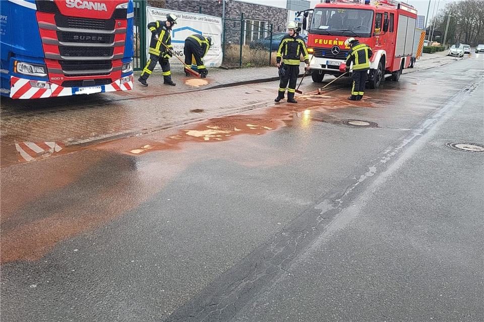 Auch im Gewerbegebiet mussten die Rückstände beseitigt werden.